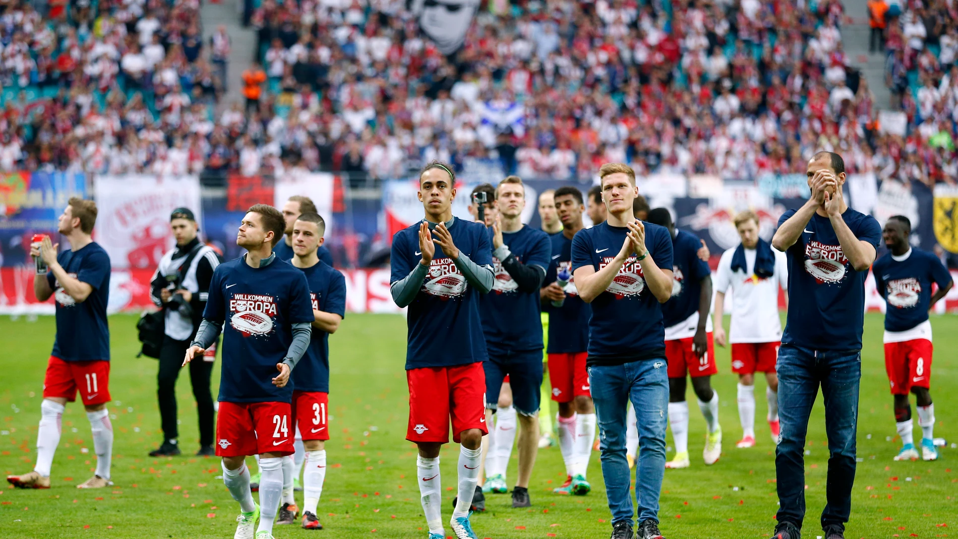 Los jugadores del Leipzig saludan a sus aficionados