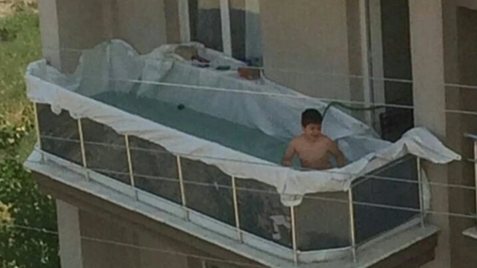 Piscina improvisada de un niño en el balcón de casa Piscina improvisada de un niño en el balcón de casa