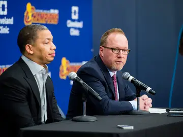 David Griffin (d), en rueda de prensa junto a Tyronn Lue (i) David Griffin (d), en rueda de prensa junto a Tyronn Lue (i)