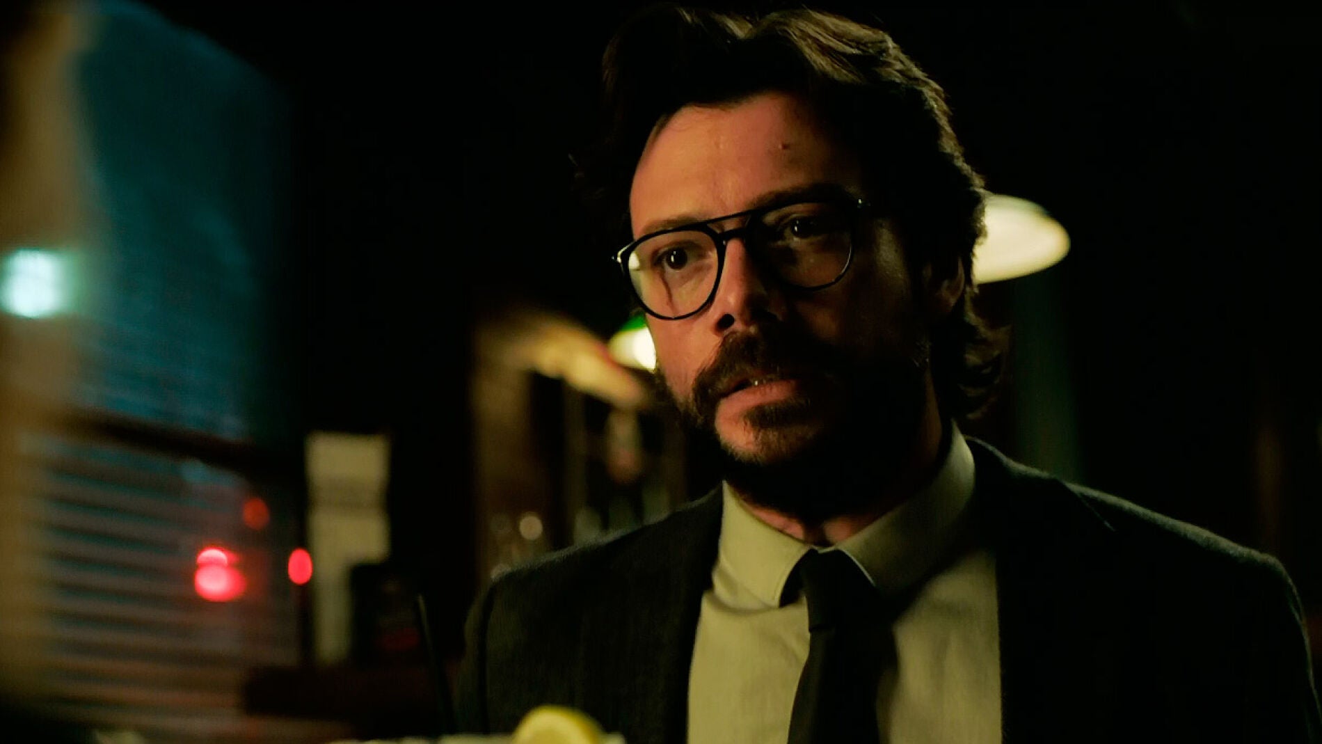 Raquel apunta a Salva con una pistola