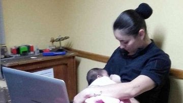 La agente amamantando a la bebé