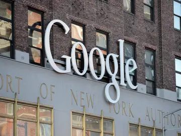 Logo de Google en la sede de Nueva York Logo de Google en la sede de Nueva York