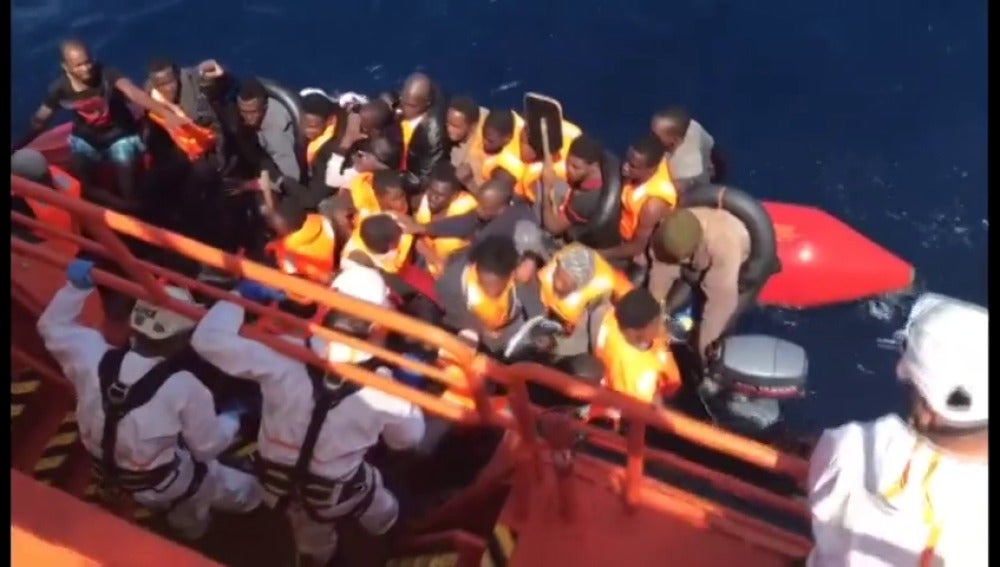 Rescatan a 35 personas de una patera a seis millas de Alborán
