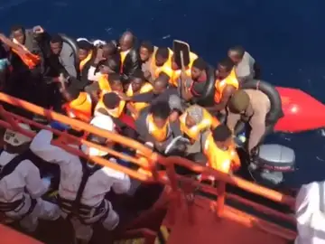 Rescatan a 35 personas de una patera a seis millas de Alborán Rescatan a 35 personas de una patera a seis millas de Alborán