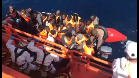 Rescatan a 35 personas de una patera a seis millas de Alborán Rescatan a 35 personas de una patera a seis millas de Alborán