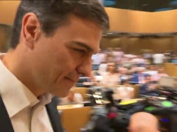 Pedro Sánchez se abraza con Antonio Hernando en su regreso al Congreso
