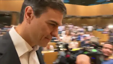 Pedro Sánchez se abraza con Antonio Hernando en su regreso al Congreso Pedro Sánchez se abraza con Antonio Hernando en su regreso al Congreso