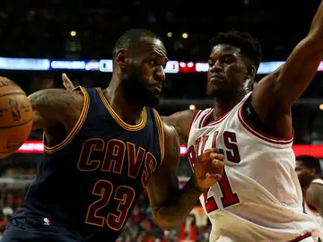 LeBron James intenta zafarse de la defensa de Jimmy Butler LeBron James intenta zafarse de la defensa de Jimmy Butler