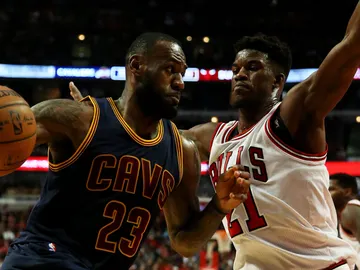 LeBron James intenta zafarse de la defensa de Jimmy Butler LeBron James intenta zafarse de la defensa de Jimmy Butler