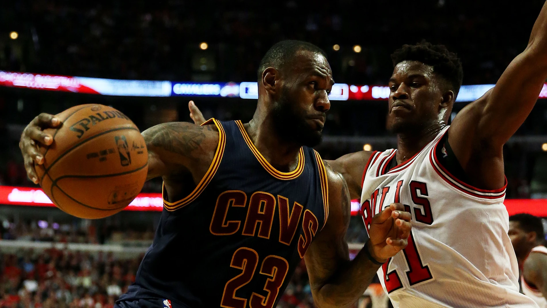 LeBron James intenta zafarse de la defensa de Jimmy Butler LeBron James intenta zafarse de la defensa de Jimmy Butler