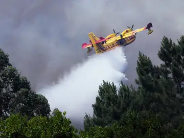 Un avión de extinción combate el fuego en Portugal Un avión de extinción combate el fuego en Portugal