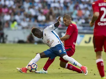 Lacen y Ndiaye disputan la posesión del balón Lacen y Ndiaye disputan la posesión del balón