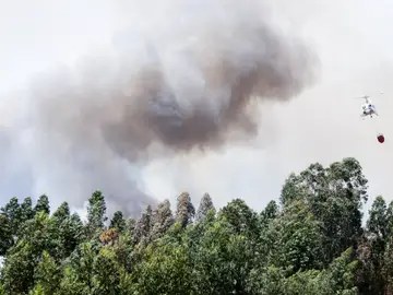 Un helicóptero combate el fuego en Ansiao (Portugal) Un helicóptero combate el fuego en Ansiao (Portugal)