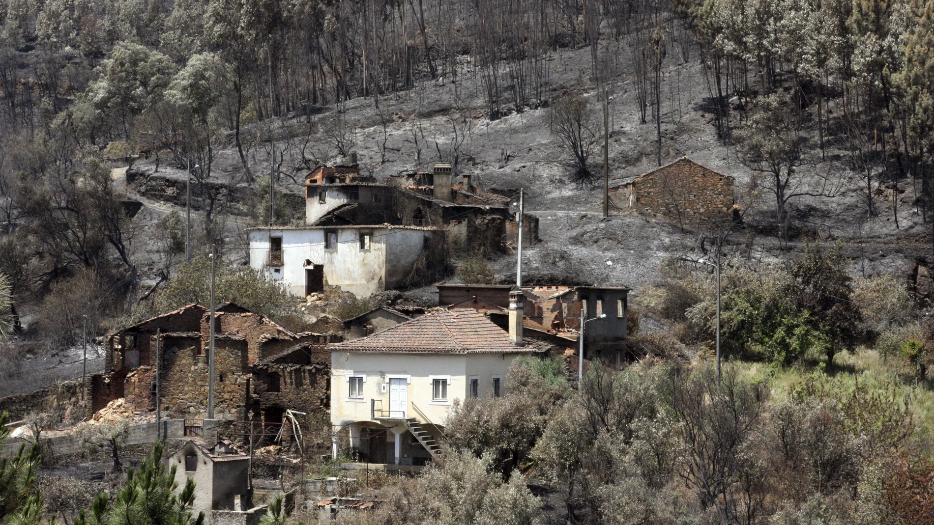 Vista de la zona quemada por el incendio originado en Pedrógão Grande Vista de la zona quemada por el incendio originado en Pedrógão Grande