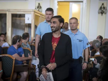 El principal acusado sonríe mientras llega a la sala del tribunal El principal acusado sonríe mientras llega a la sala del tribunal