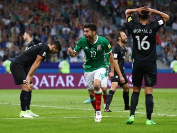 Oribe Peralta celebra su gol contra Nueva Zelanda