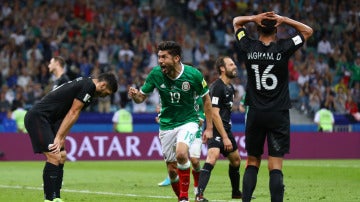 Oribe Peralta celebra su gol contra Nueva Zelanda