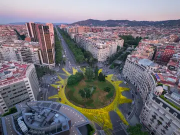 Greenpeace pinta un gran sol en plaza de Barcelona en apoyo a las renovables Greenpeace pinta un gran sol en plaza de Barcelona en apoyo a las renovables
