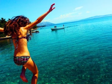 Chica saltando en la playa