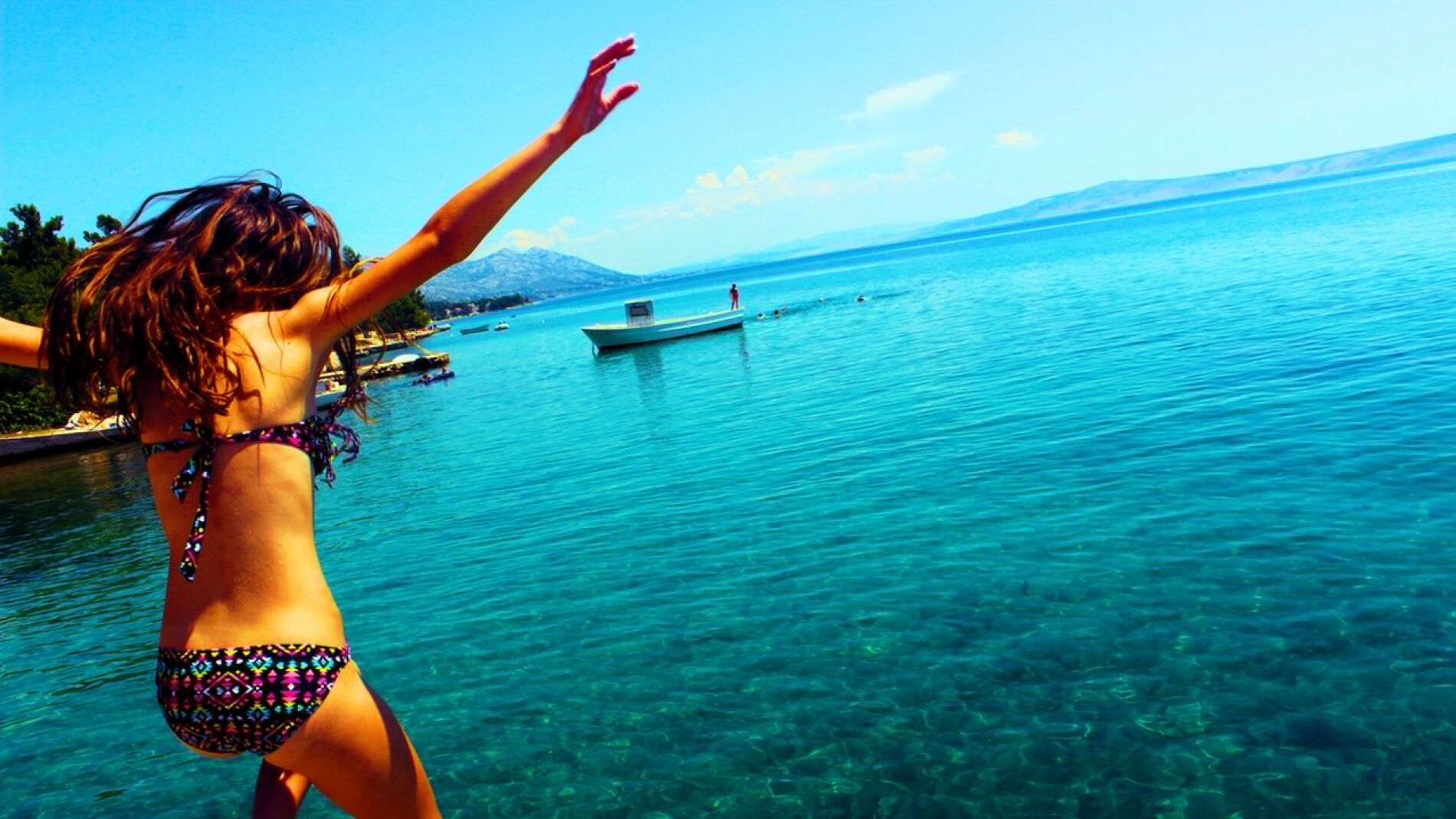Chica saltando en la playa