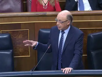 PSOE y Podemos urgen la dimisión de Montoro que justifica la amnistía fiscal PSOE y Podemos urgen la dimisión de Montoro que justifica la amnistía fiscal
