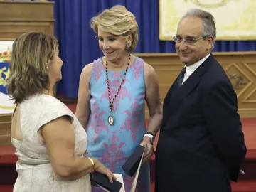 Esperanza Aguirre conversa con los padres de Ignacio Echeverria Esperanza Aguirre conversa con los padres de Ignacio Echeverria