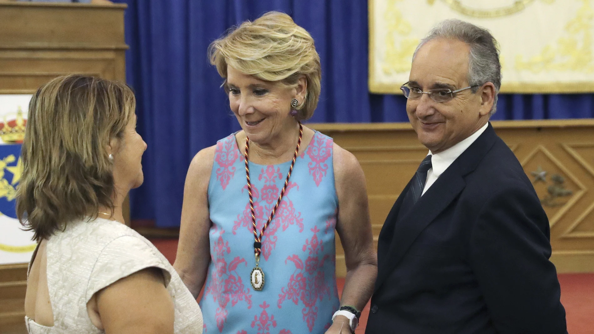 Esperanza Aguirre conversa con los padres de Ignacio Echeverria Esperanza Aguirre conversa con los padres de Ignacio Echeverria
