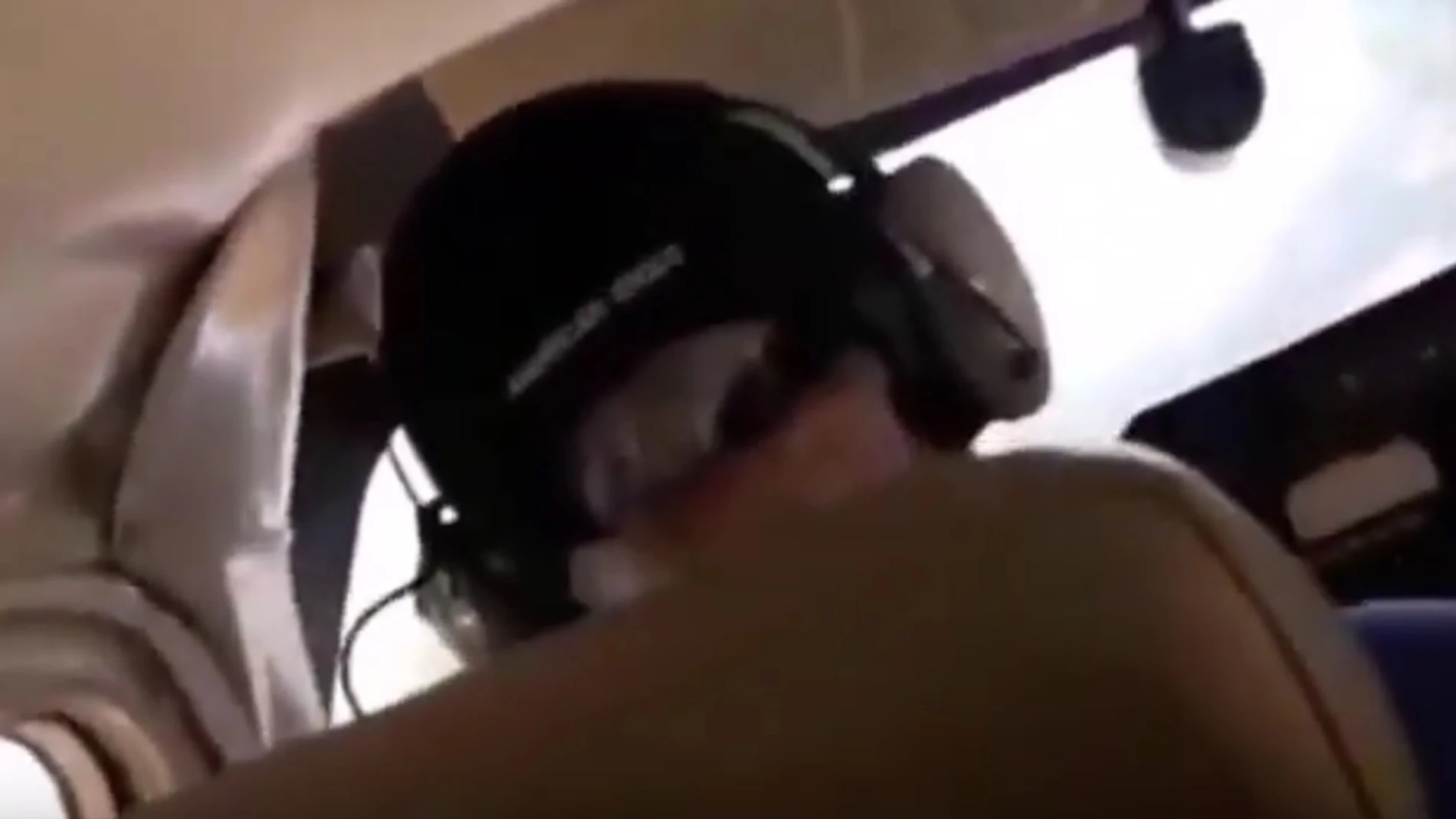 El piloto durante el aterrizaje forzoso El piloto durante el aterrizaje forzoso