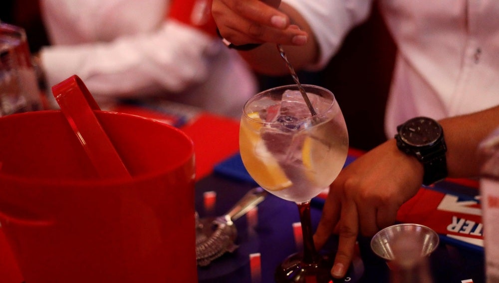 Un camarero sirve un gin tonic