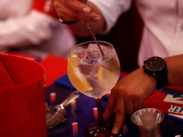 Un camarero sirve un gin tonic