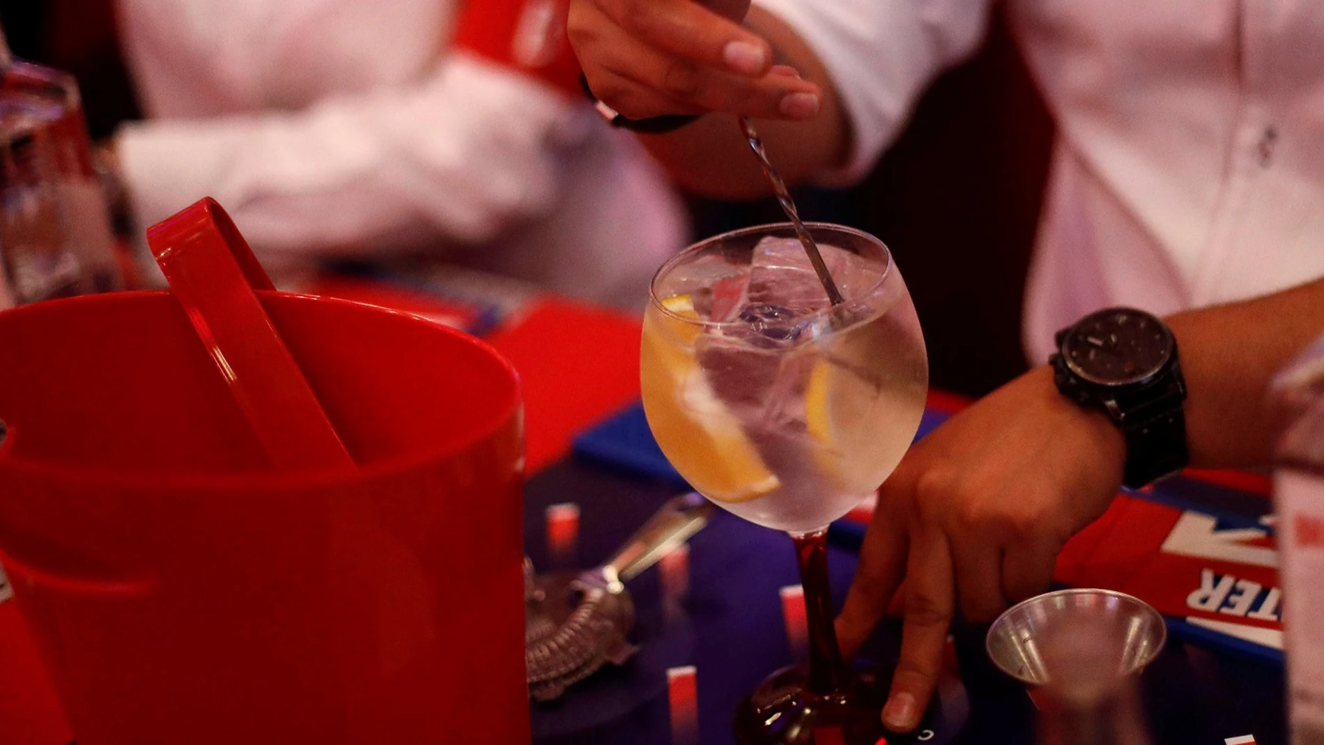 Un camarero sirve un gin tonic Un camarero sirve un gin tonic