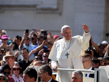 El papa Francisco saluda a los fieles a su llegada antes de presidir la audiencia general de los miércoles en la Plaza de San Pedro