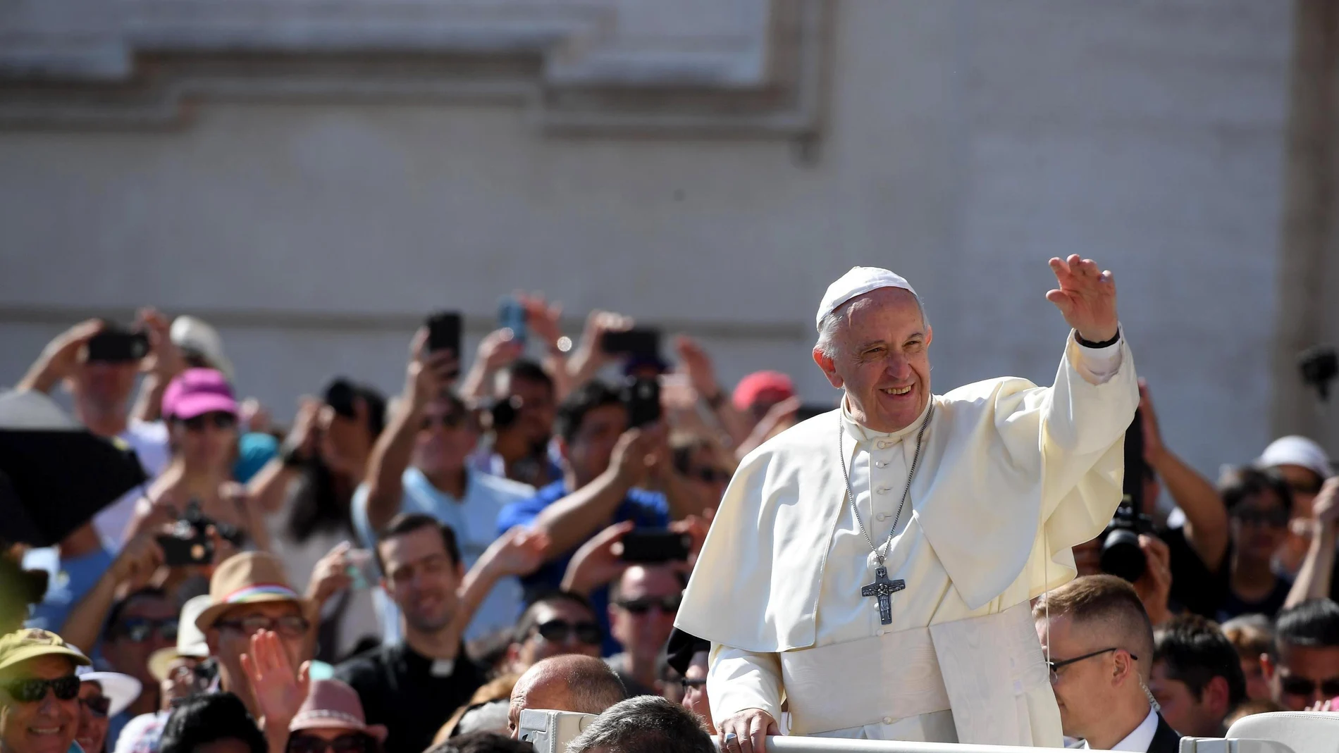 El papa Francisco saluda a los fieles a su llegada antes de presidir la audiencia general de los miércoles en la Plaza de San Pedro El papa Francisco saluda a los fieles a su llegada antes de presidir la audiencia general de los miércoles en la Plaza de San Pedro