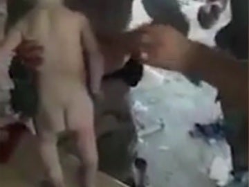Bebé rescatado entre los escombros de un colegio en Mosul 