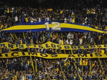 La afición de Boca Juniors anima en la grada de La Bombonera