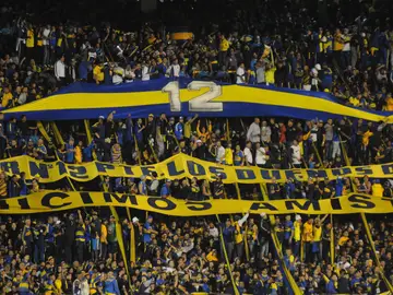 La afición de Boca Juniors anima en la grada de La Bombonera La afición de Boca Juniors anima en la grada de La Bombonera