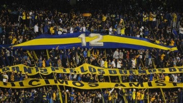 La afición de Boca Juniors anima en la grada de La Bombonera