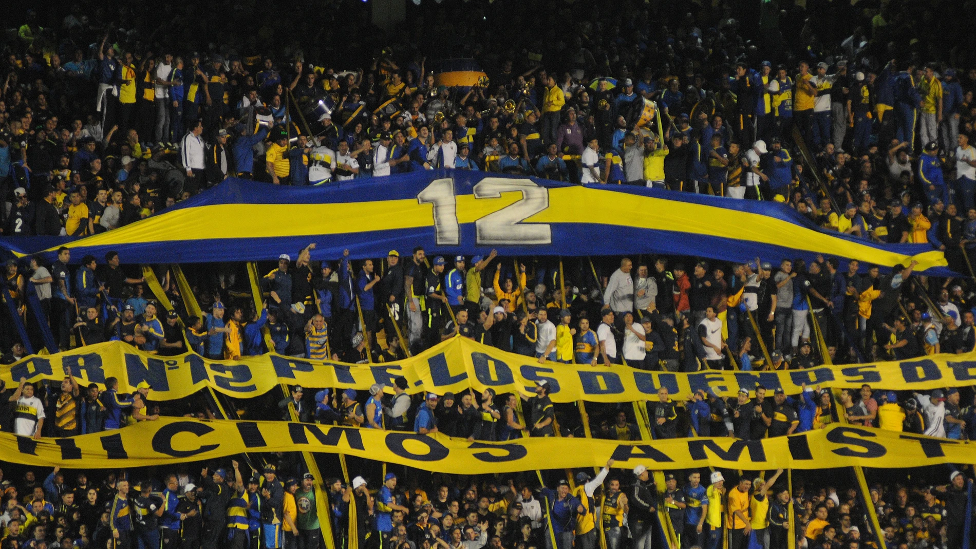 La afición de Boca Juniors anima en la grada de La Bombonera La afición de Boca Juniors anima en la grada de La Bombonera