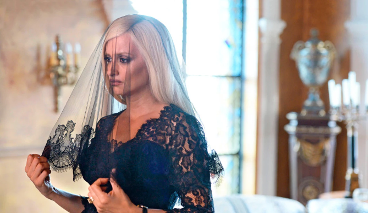 Penélope Cruz como Donatella Versace