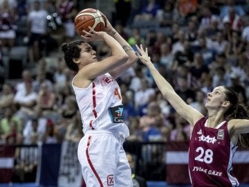 Alba Torrens lanza a canasta en el partido contra Letonia