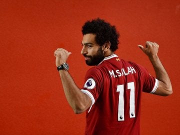 Salah posa con la camiseta del Liverpool