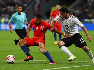 Alexis Sánchez intenta zafarse de Stindl en el Alemania - Chile Alexis Sánchez intenta zafarse de Stindl en el Alemania - Chile