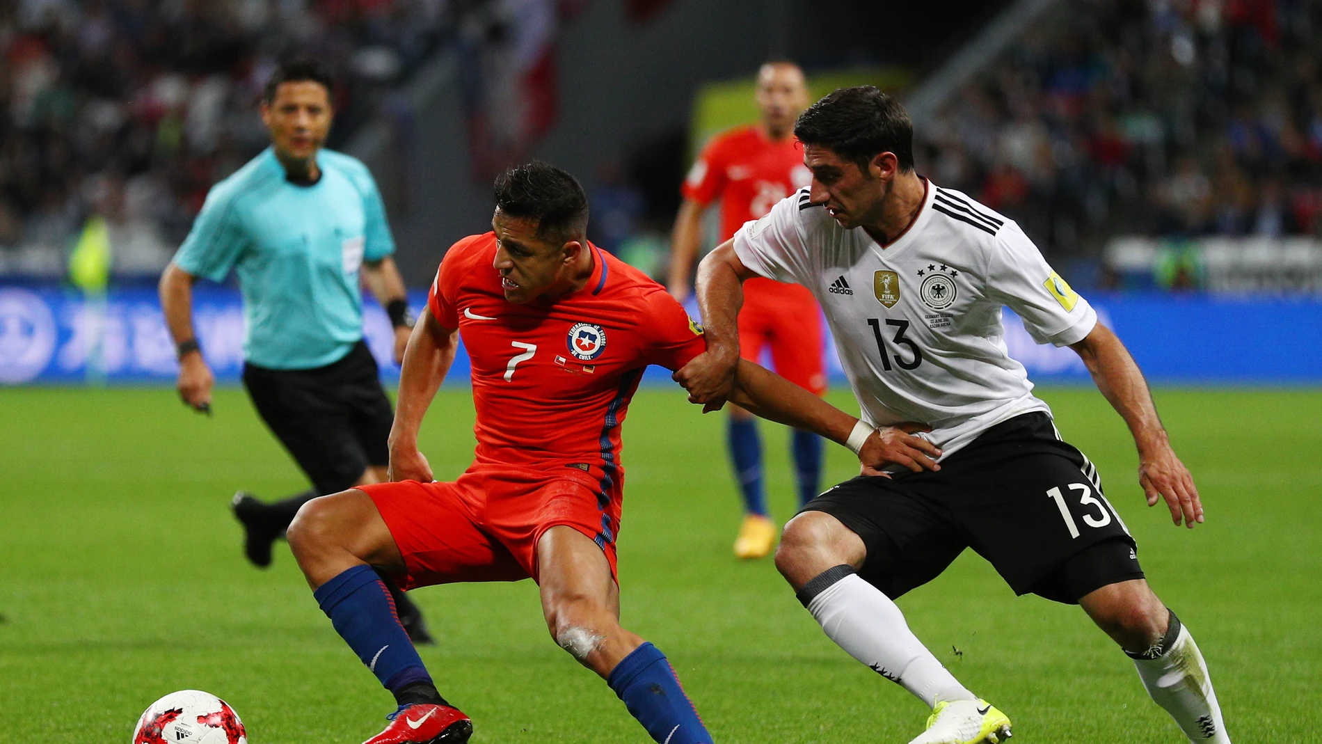 Alexis Sánchez intenta zafarse de Stindl en el Alemania - Chile Alexis Sánchez intenta zafarse de Stindl en el Alemania - Chile