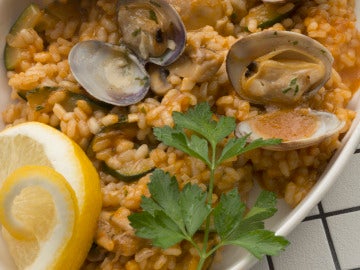 Arroz con almejas y verduras Arroz con almejas y verduras