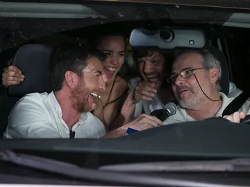 Salva Reina y Megan Montaner paralizan el tráfico de la calle Alcalá de Madrid para regalar 3.000 euros Salva Reina y Megan Montaner paralizan el tráfico de la calle Alcalá de Madrid para regalar 3.000 euros