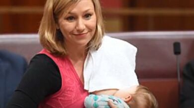 Una senadora australiana amamanta a su hija mientras presenta una moción en la Cámara