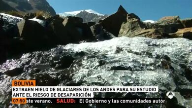 Científicos extraen muestras de hielo de los Andes para su estudio ante el riesgo de desaparición