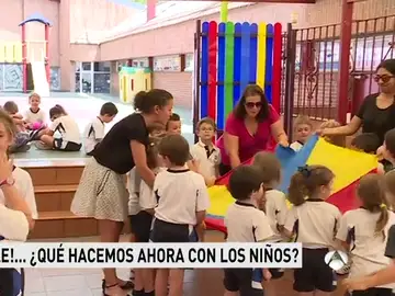Los niños se despiden de las clases para dar comienzo a los campamentos de verano Los niños se despiden de las clases para dar comienzo a los campamentos de verano