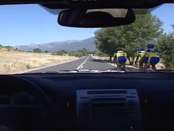 Uno de cada cuatro conductores reconoce que habla por el móvil sin manos libres y lee mensajes Uno de cada cuatro conductores reconoce que habla por el móvil sin manos libres y lee mensajes