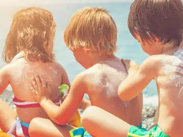 Niños con crema solar Niños con crema solar